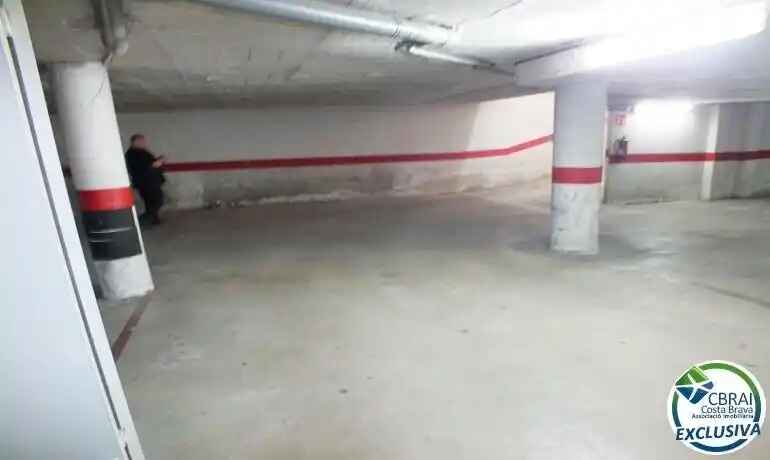 Garage in Roses