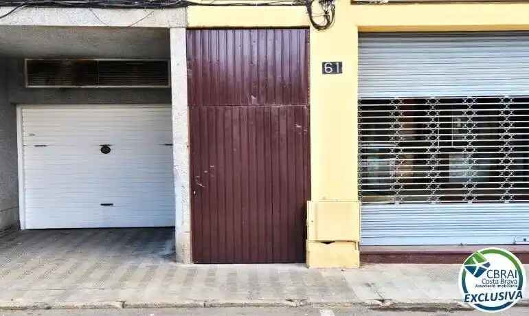 Garage in Roses