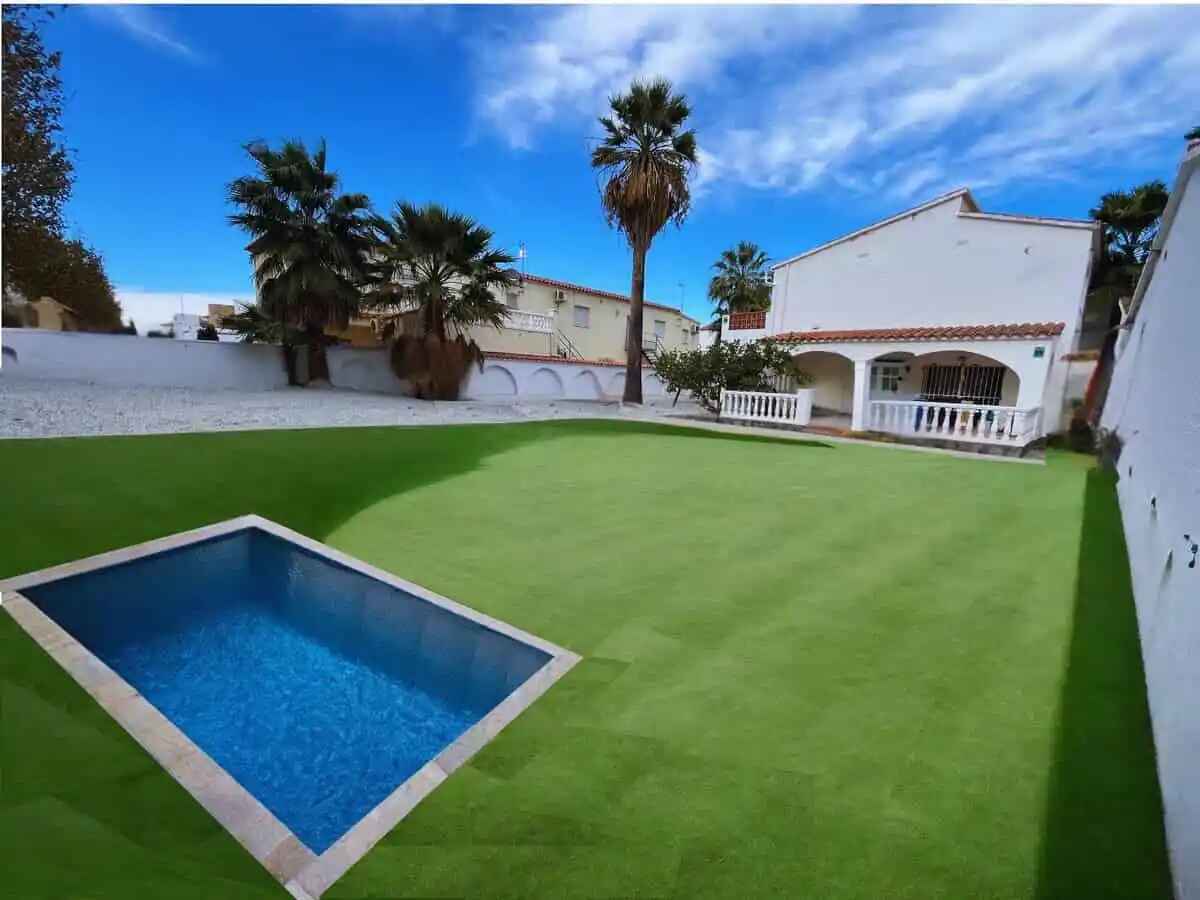 2 Bedroom Apartment with Pool and Parking