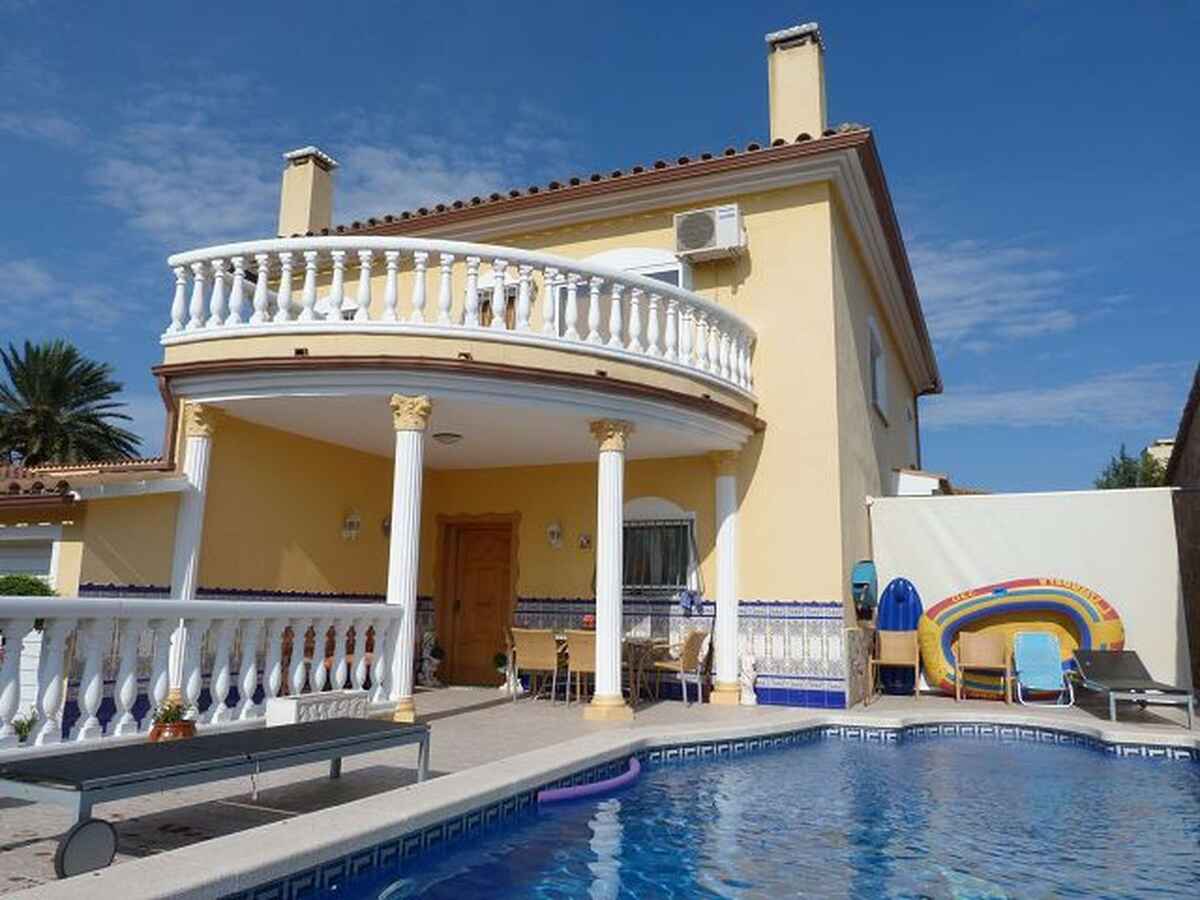 Encantadora vila amb piscina en zona residencial tranquil·la, la teva pròxima llar t'espera!